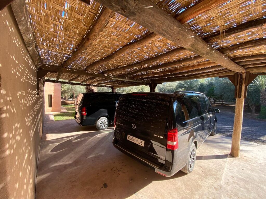 riad à marrakech Nous pouvons organiser vos transferts avec notre prestataire extérieur, qui dispose d’une voiture climatisée 7 places.