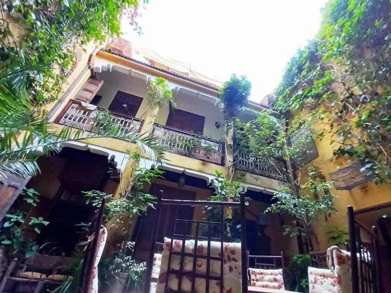 Patio Lieu de Convivialité par excellence et Cœur du Ryad, venez y puiser toute la Lumière de Marrakech et profiter aussi de son Jardin intérieur et de sa Fontaine traditionnelle en « zélige » embaumée de pétales de Roses… Vous prendrez vos repas en toute quiétude, dans ce beau « jardin d’hiver »et ce « havre de fraîcheur », l’été au heures les plus chaudes….