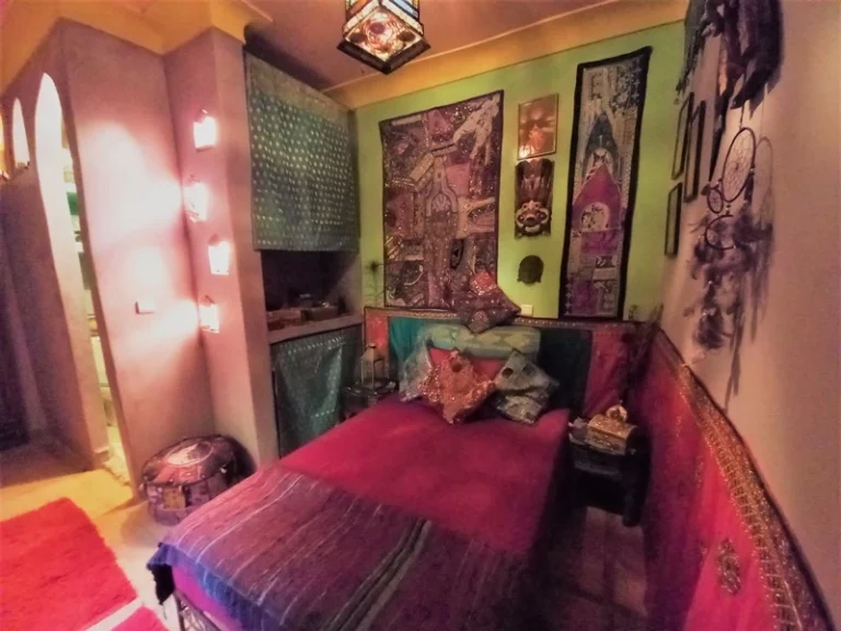 Suite Bollywood,riad à marrakech, riad a la medina, lite simple pour 2 personnes, fenêtre avec sdb, wc