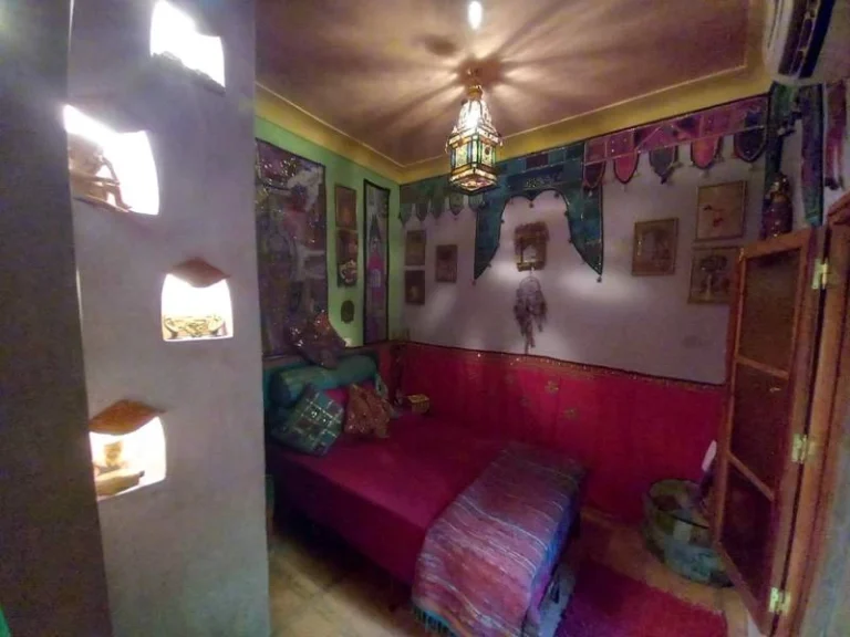 Suite Bollywood,riad marrakech, riad a la medina, lite simple pour 2 personnes, fenêtre avec sdb, wc, douche et vasque