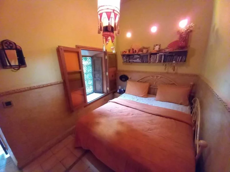 Suite Porte du desert,riad à marrakech, riad a la medina, un lit simple pour 2 avec fenêtre