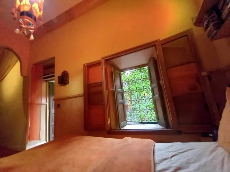 Suite Porte du desert,riad à marrakech, riad a la medina, un lit simple pour 2 avec fenêtre , sdb , wc