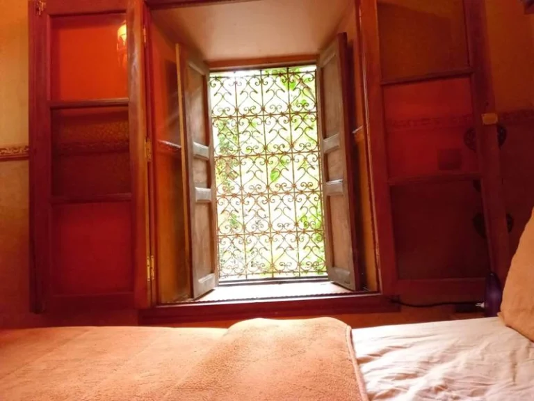 Suite Porte du desert,riad à marrakech, riad a la medina, un lit simple pour 2 personnes, fenetre, Patio