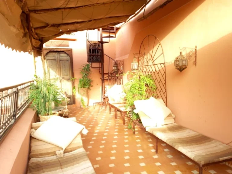 Terrasse d'un riad a marrakech au coeur de la médina